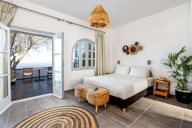 Deluxe Suite with Sea View and Jetted Tub