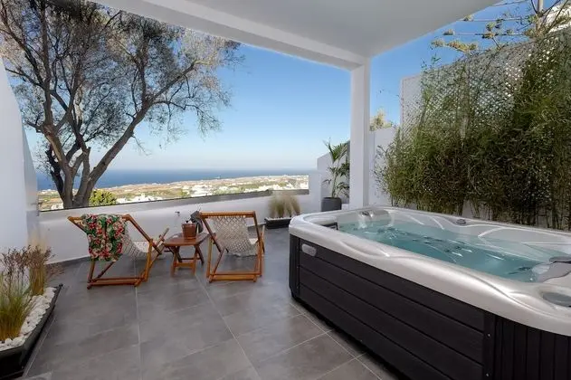Deluxe Suite with Sea View and Jetted Tub