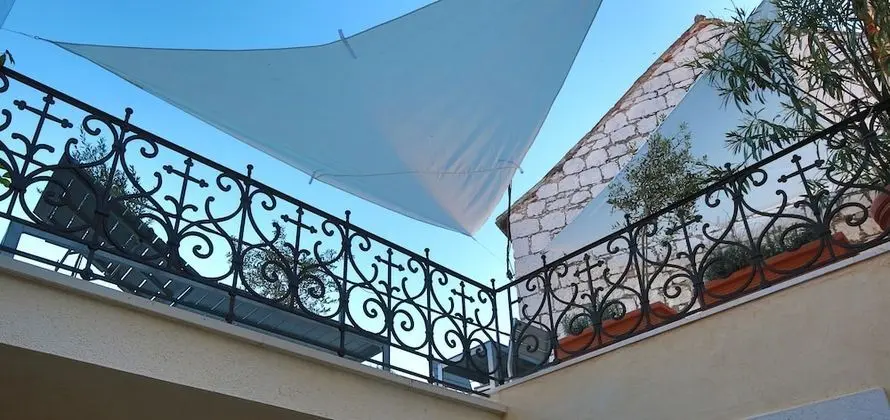Deluxe Stüdyo, Teras