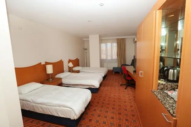 Triple, Sokak Manzaralı