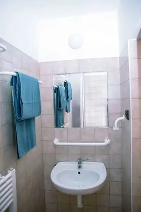 Üç Kişilik Oda, Ortak Banyo