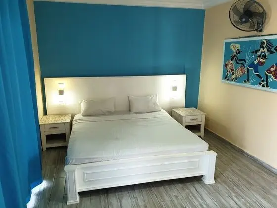 Deluxe Tek Büyük Yataklı Oda, Havuz Manzaralı