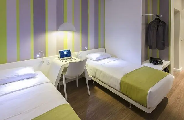 Quarto com Duas Camas de Solteiro