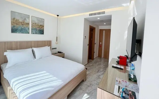 Standart Oda, Havuz Manzaralı, Fransız Balkonlu