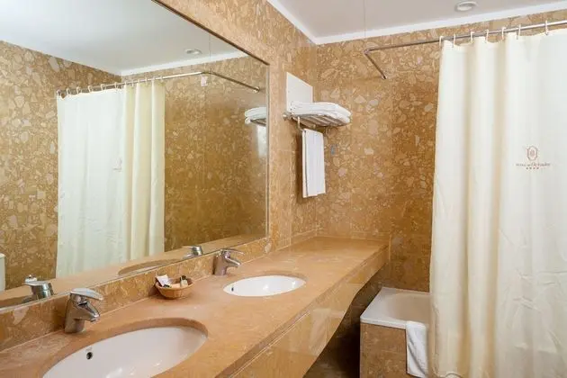 Tek Büyük veya İki Ayrı Yataklı Oda (with extra-bed)