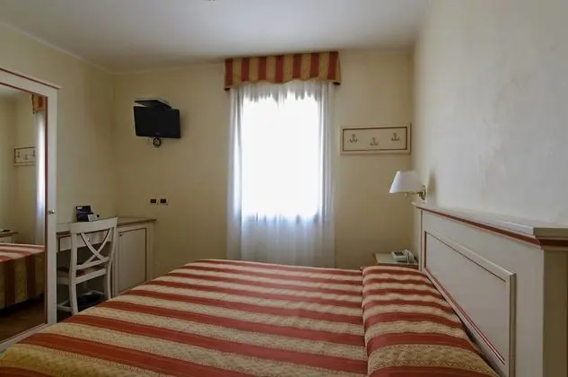 Classic Tek Büyük Yataklı Oda