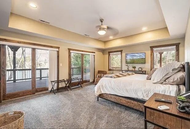 Ev, Birden Çok Yatak, Sıcak Su Havuzu