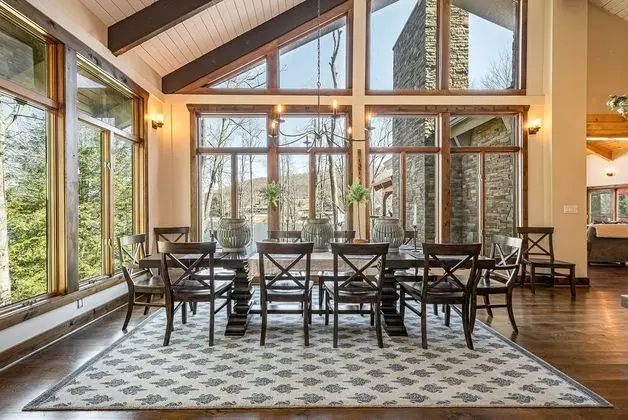 Ev, Birden Çok Yatak, Sıcak Su Havuzu