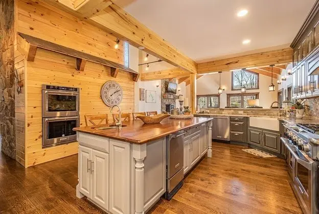 Ev, Birden Çok Yatak, Sıcak Su Havuzu