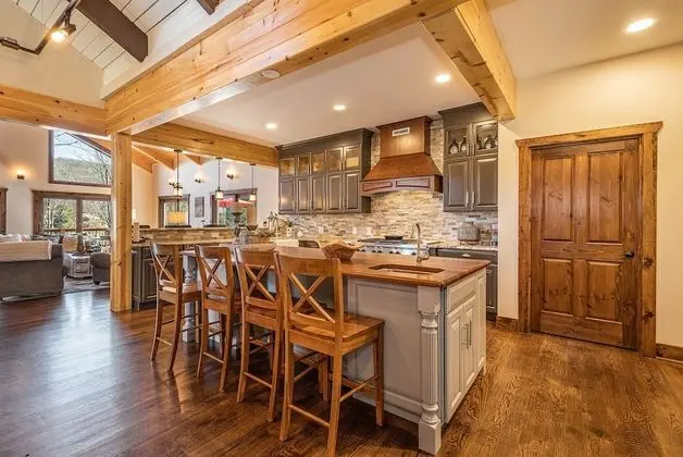 Ev, Birden Çok Yatak, Sıcak Su Havuzu