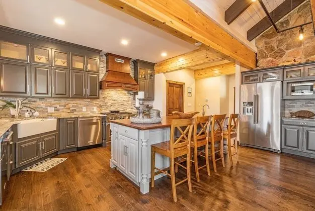 Ev, Birden Çok Yatak, Sıcak Su Havuzu