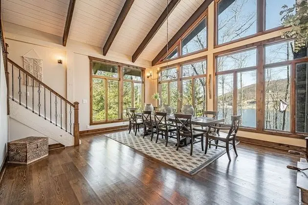 Ev, Birden Çok Yatak, Sıcak Su Havuzu