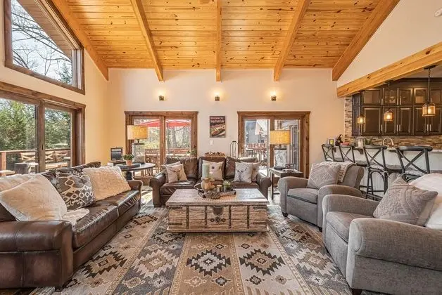 Ev, Birden Çok Yatak, Sıcak Su Havuzu