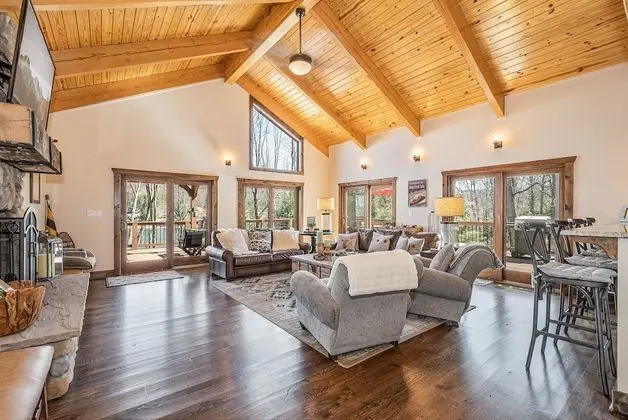 Ev, Birden Çok Yatak, Sıcak Su Havuzu