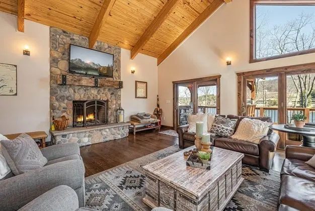 Ev, Birden Çok Yatak, Sıcak Su Havuzu