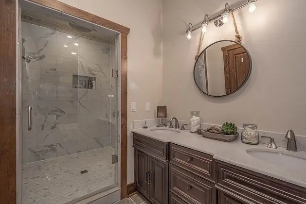 Ev, Birden Çok Yatak, Sıcak Su Havuzu