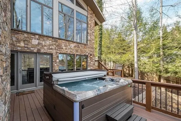 Ev, Birden Çok Yatak, Sıcak Su Havuzu