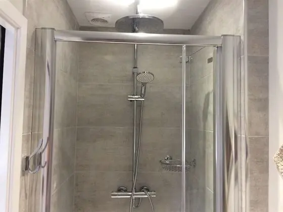 Tek Büyük veya İki Ayrı Yataklı Oda, Banyolu/Duşlu (Room 2 )