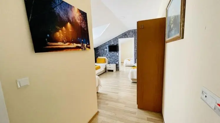 Aile Odası, Bahçe Manzaralı