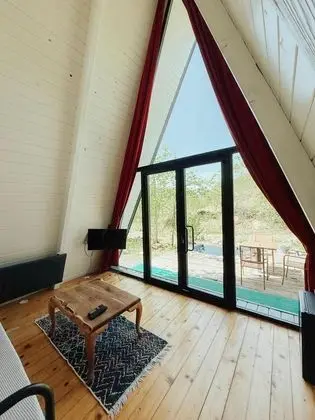 Bungalow, Dere ve Orman Manzaralı, Havuzlu