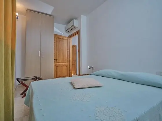 Deluxe Apart Daire, Ek Bina