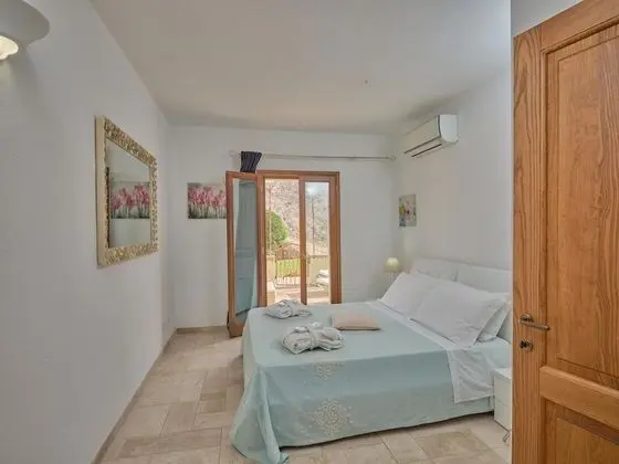 Deluxe Apart Daire, Ek Bina