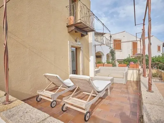 Deluxe Apart Daire, Ek Bina