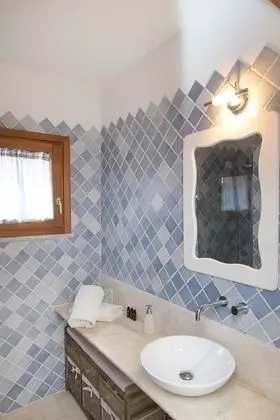 Deluxe Apart Daire, Ek Bina