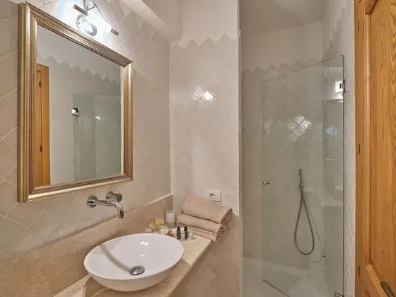 Deluxe Apart Daire, Ek Bina