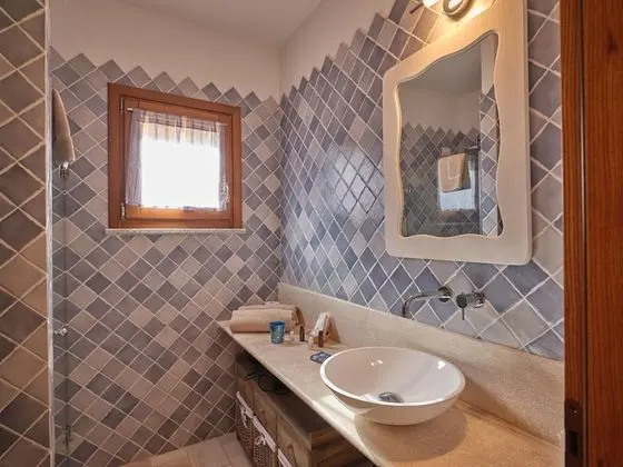 Deluxe Apart Daire, Ek Bina
