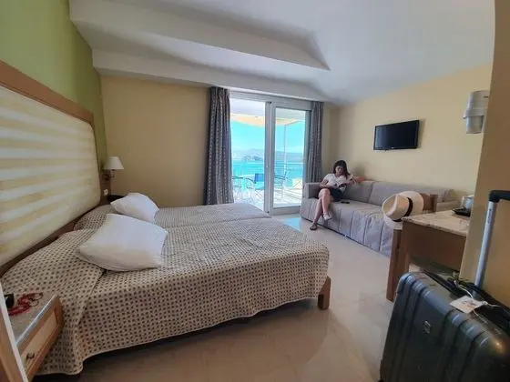 Üç Kişilik Oda, Kısmi Deniz Manzaralı
