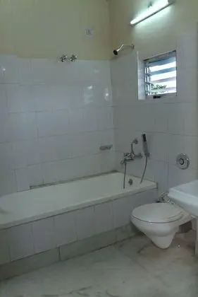 Deluxe Tek Büyük Yataklı Oda (With AC)