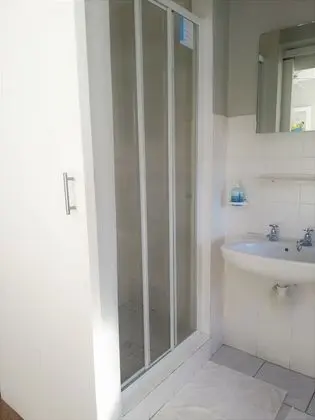 Double Room (en-suite with shower)