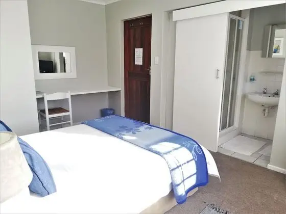 Double Room (en-suite with shower)