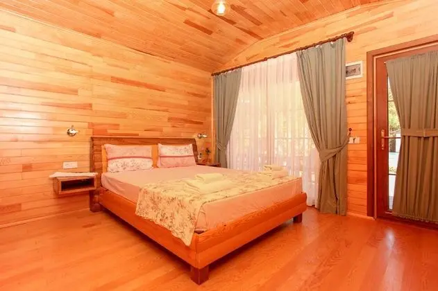 Bungalow, Havuz Manzaralı
