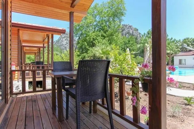 Bungalow, Havuz Manzaralı