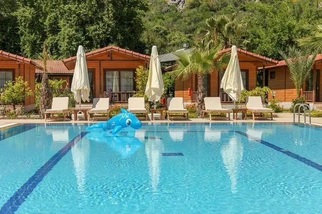 Bungalow, Havuz Manzaralı