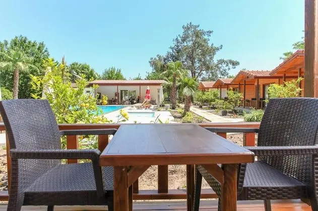 Bungalow, Havuz Manzaralı