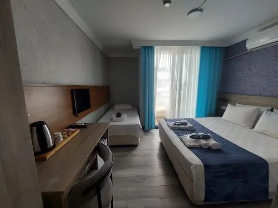 Balkonlu Ve Havuz Manzaralı Standard Oda 3 Kişilik Oda 