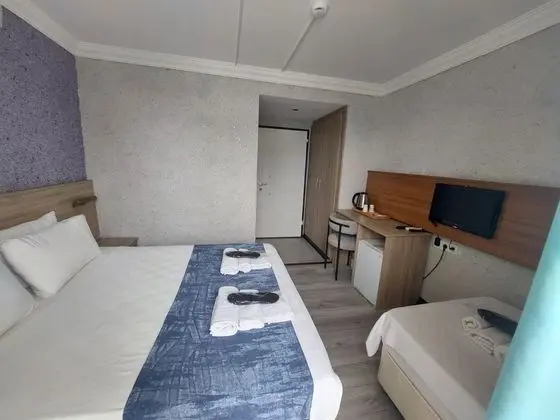 Balkonlu Ve Havuz Manzaralı Standard Oda 3 Kişilik Oda 