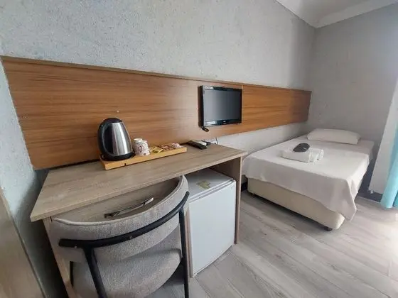 Balkonlu Ve Havuz Manzaralı Standard Oda 3 Kişilik Oda 
