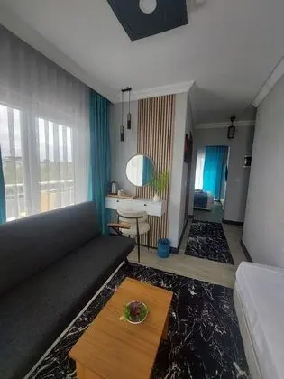 Havuz Manzaralı 3 Kişilik Comfort Oda