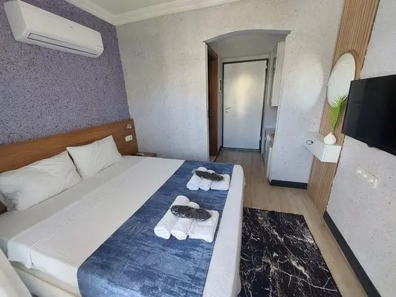 Havuz Manzaralı Balkonlu Standard Oda