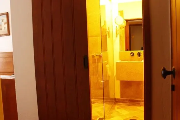 Büyük Yataklı Tek Kişilik Oda