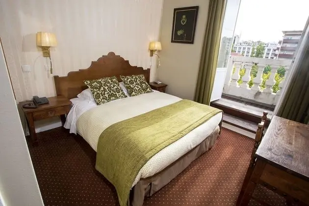 Tek Büyük veya İki Ayrı Yataklı Oda (View on Av. Liberdade)