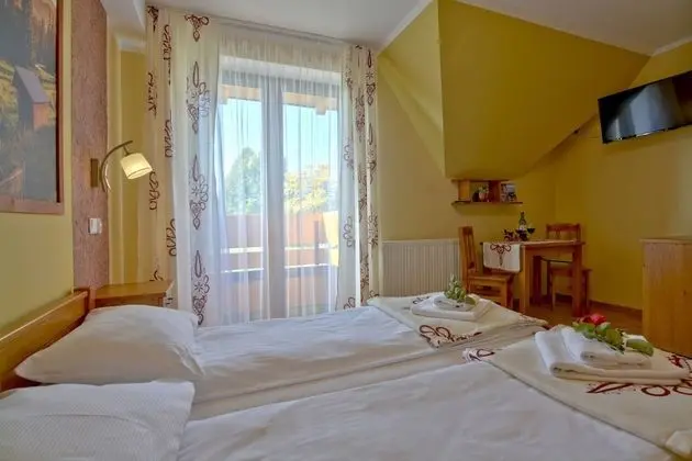 Tek Büyük veya İki Ayrı Yataklı Oda, Balkon, Dağ Manzaralı (Large Room; with an extra bed)