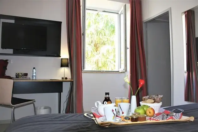 Junior Süit, 1 Büyük (Queen) Boy Yatak ve Çekyat