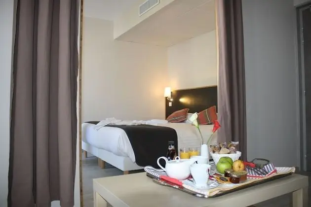 Junior Süit, 1 Büyük (Queen) Boy Yatak ve Çekyat