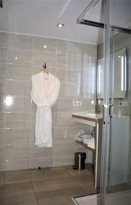 Junior Süit, 1 Büyük (Queen) Boy Yatak ve Çekyat