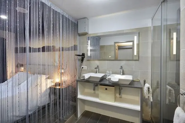 Design Tek Büyük Yataklı Oda, Özel Banyo, Bahçe Manzaralı